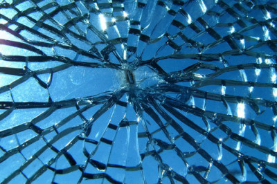 В чем состоит феномен изменения молекул стекла при определенной температуре? 