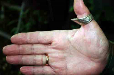 Зачем лучники носили кольца на больших пальцах?